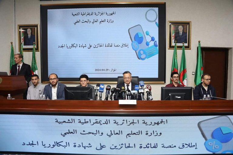 منصة قائمة على الذكاء الاصطناعي لتوجيه الطلاب الجدد