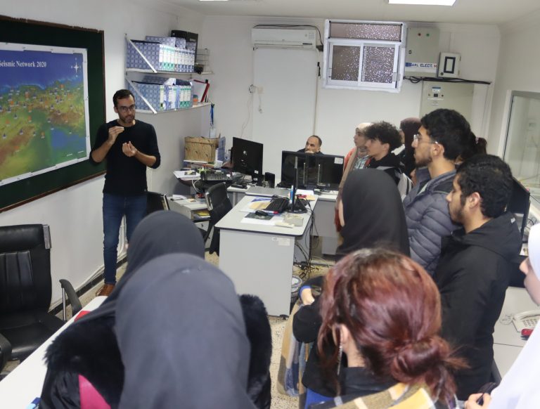 طلاب مدرسة الذكاء الاصطناعي يزورون CRAAG